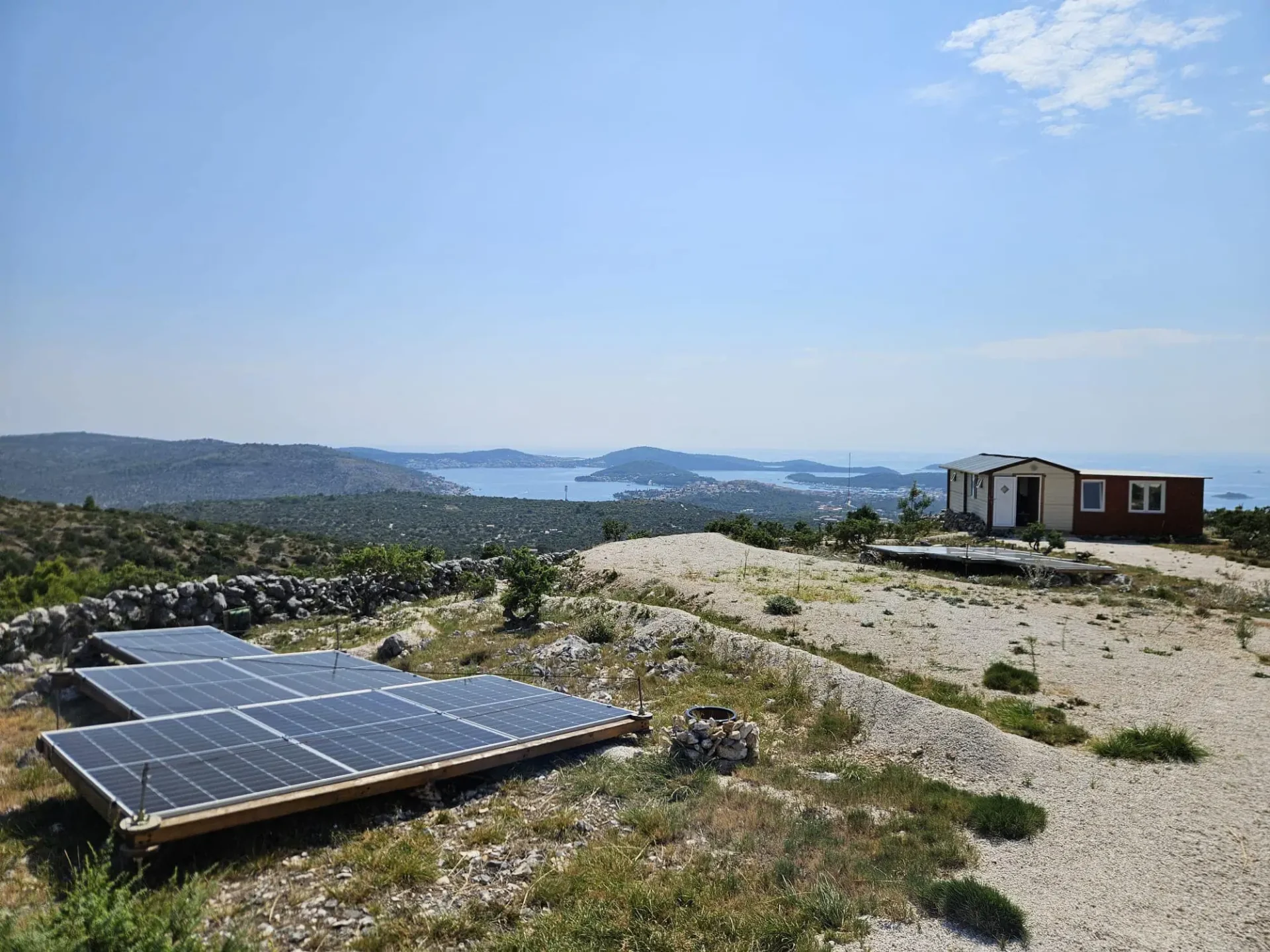 OFF GRID Solarna Elektrana sa Hybridnim inverterima 12kW LV i LiFePO4 baterijama za samoopskbu vikendice Rogoznica